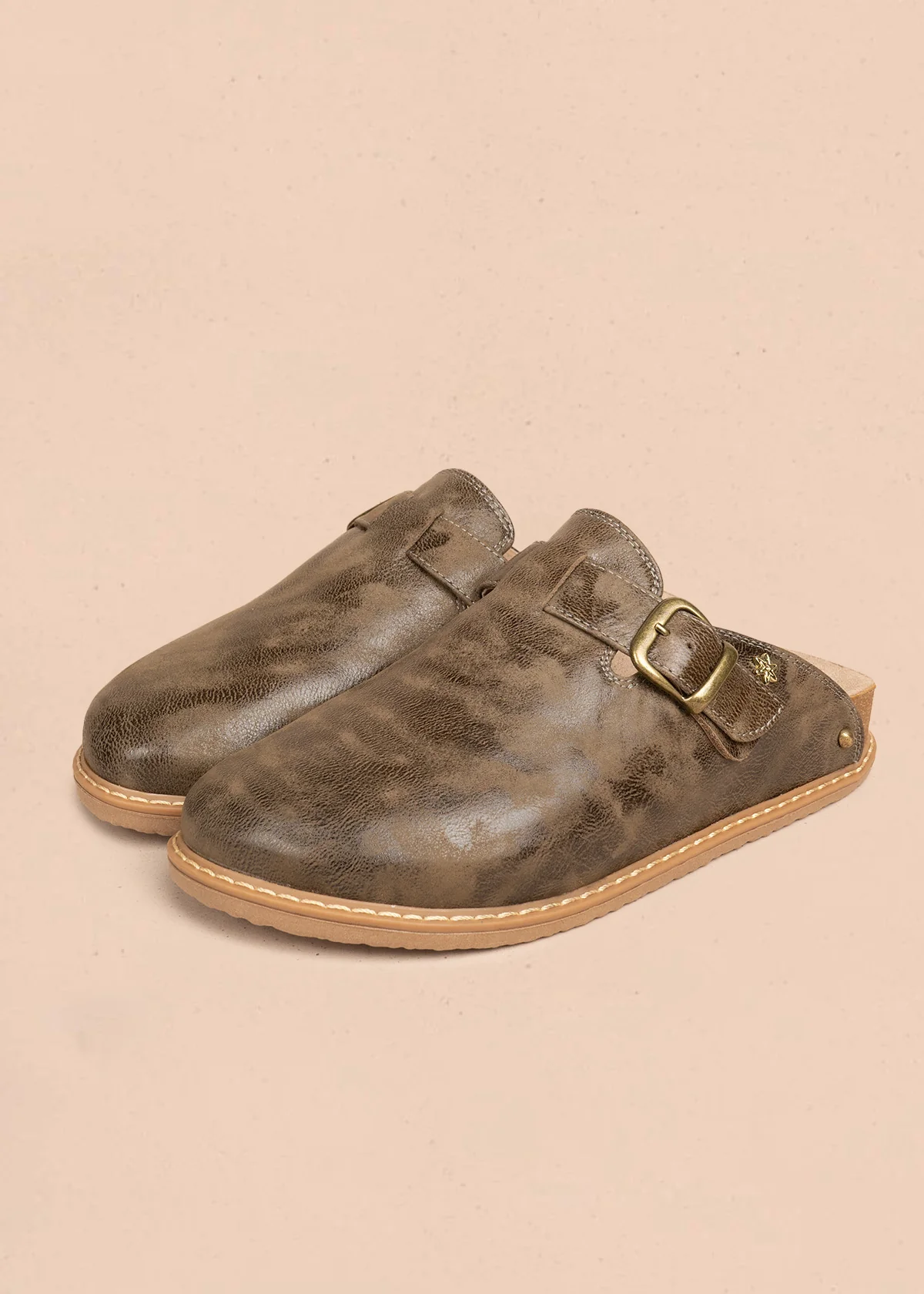 Zuecos en cuero color verde tipo mule con correa 106620 - Image 3